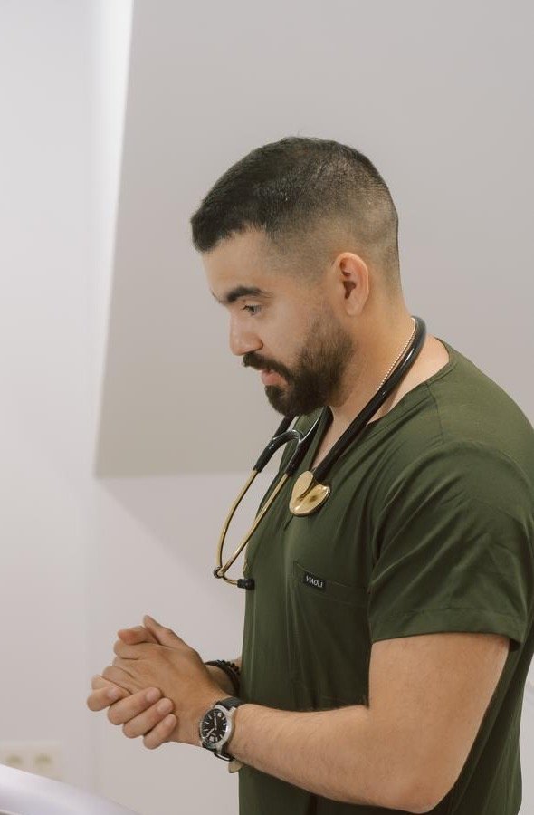 El Dr. Paternina en consulta